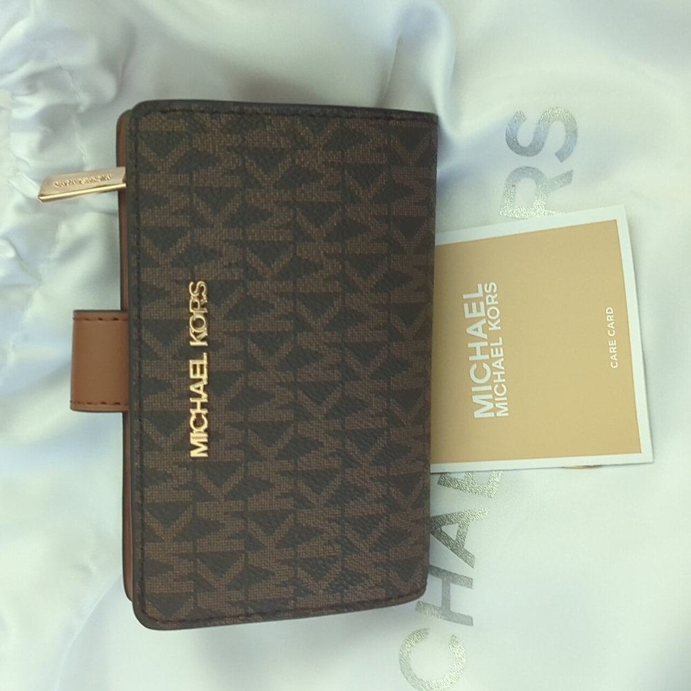 Michael Kors Medium Corner Zip Bifold Wallet